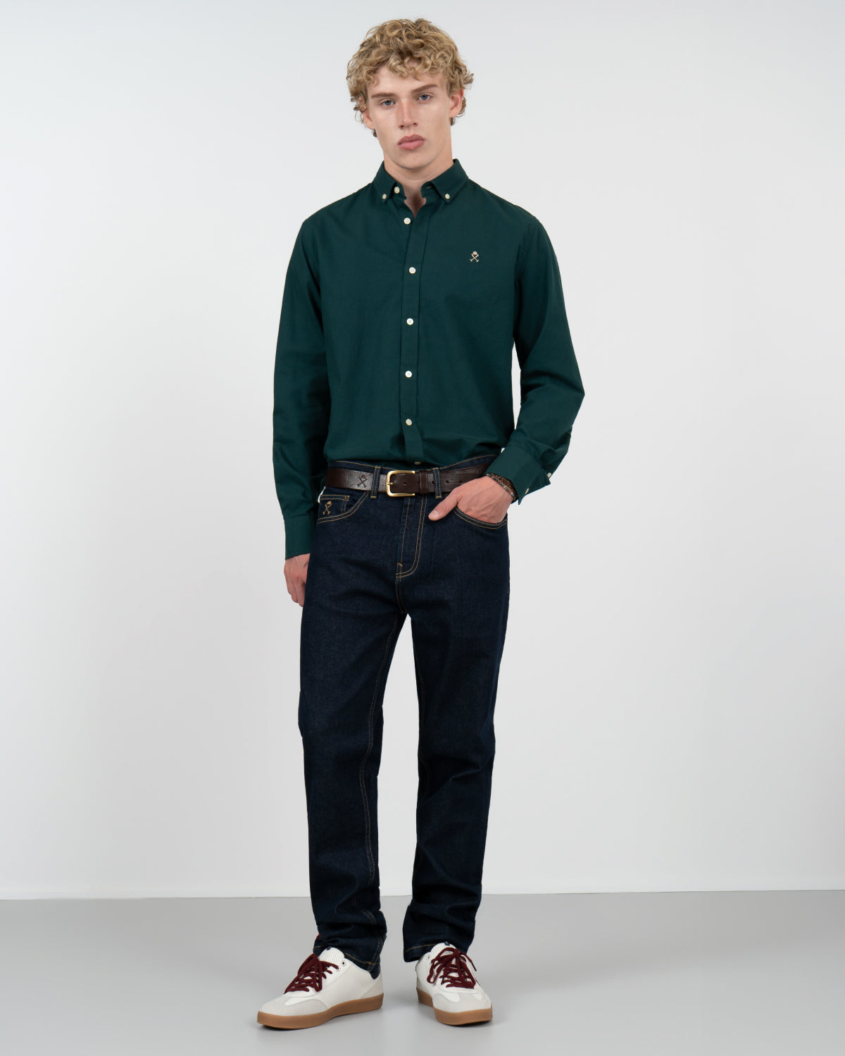 Pantalón DENIM de Harper & Neyer en denim oscuro, vista frontal con pinzas delanteras y cierre de botón