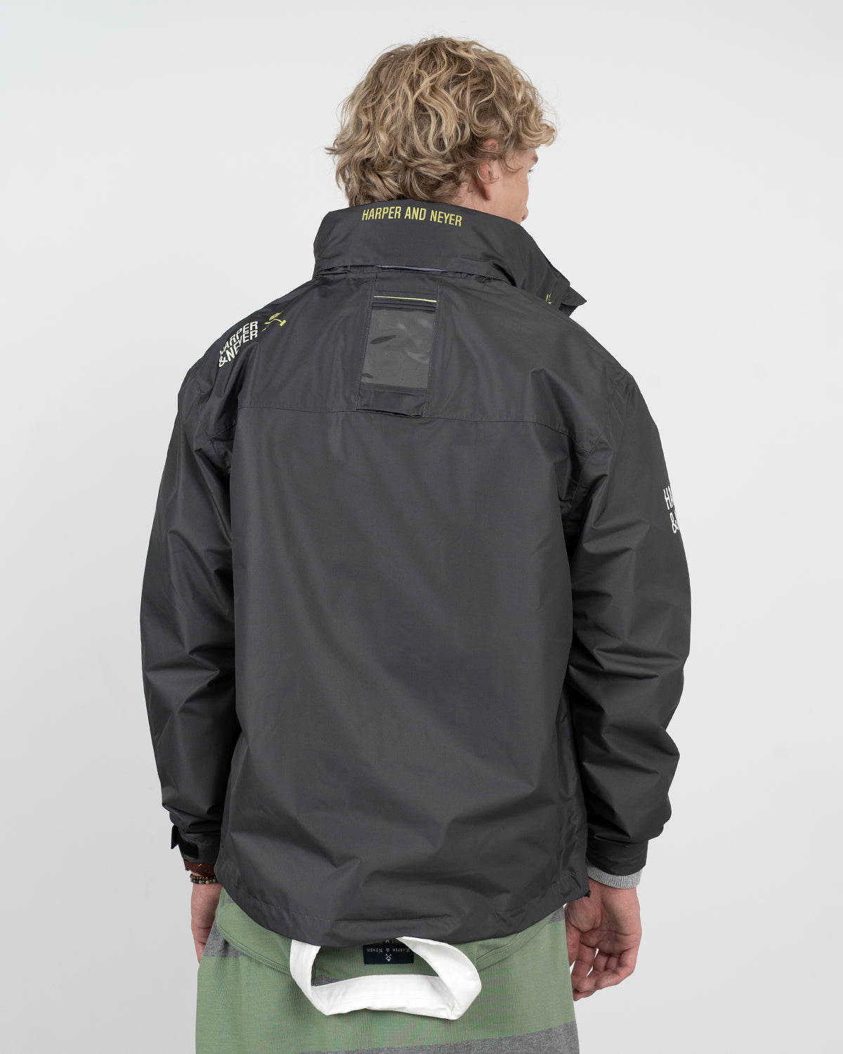 Parka IVY FROST en tejido técnico antracita de Harper & Neyer, vista trasera con modelo