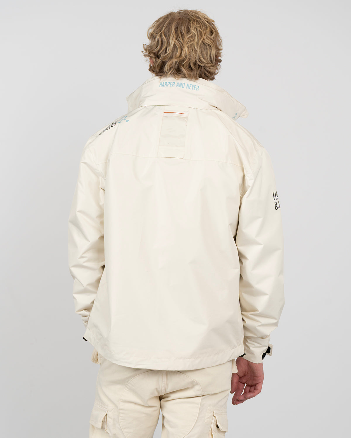 Parka IVY FROST en tejido técnico crudo de Harper & Neyer, vista trasera con modelo