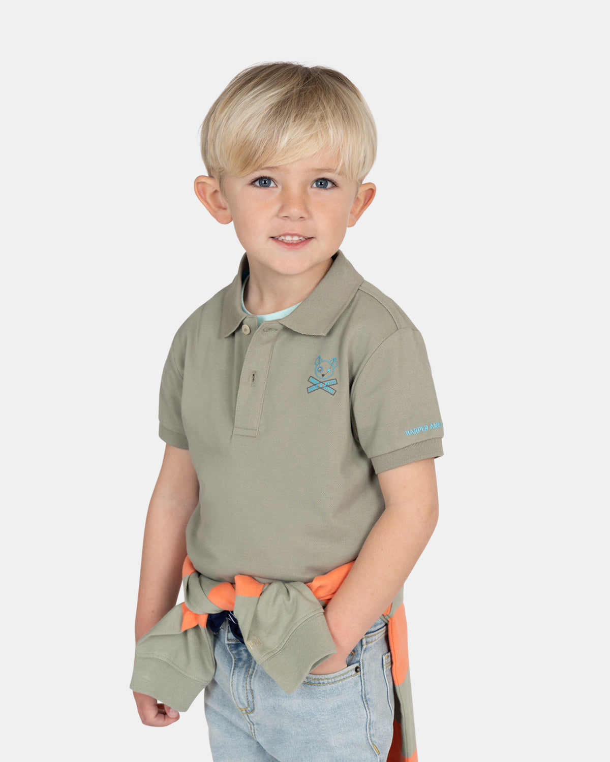 Polo Pirate Kids en verde gris, plano medio con bordado Pirate en azul turquesa en pecho y texto Harper en manga