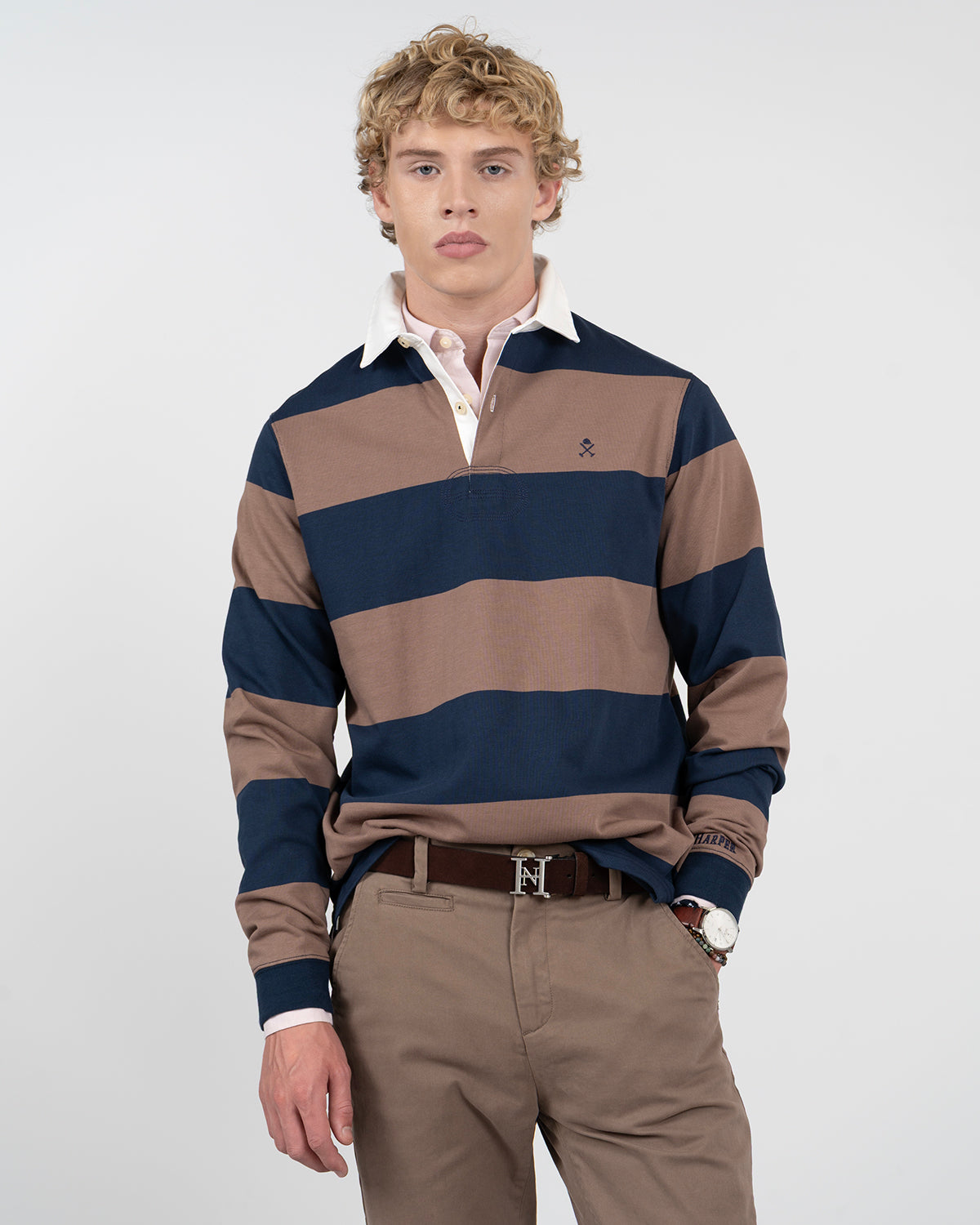 Polo RUGBY de Harper & Neyer en algodón a rayas azul marino y taupe, vista frontal con cuello crudo en contraste