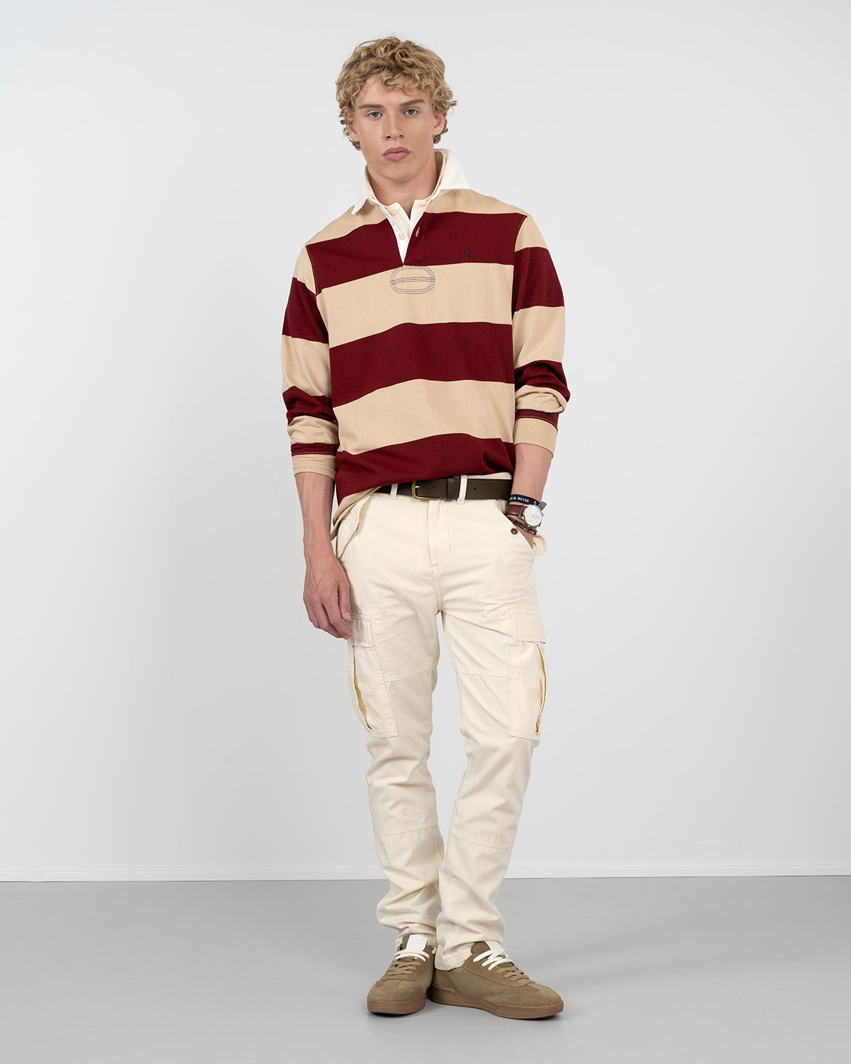 Polo RUGBY de Harper & Neyer a rayas burdeos y beige arena, vista frontal completa con cargo crudo y sneakers