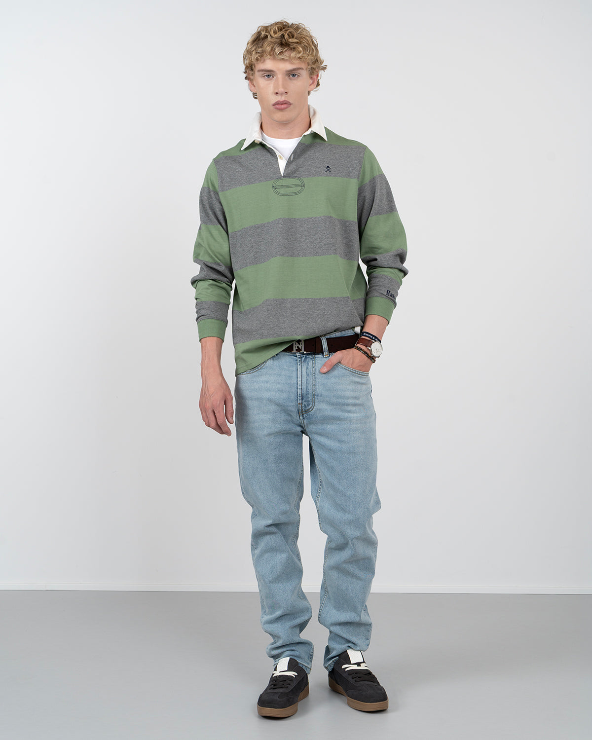 Polo RUGBY de Harper & Neyer a rayas verde salvia y gris jaspeado, vista frontal completa con vaquero claro