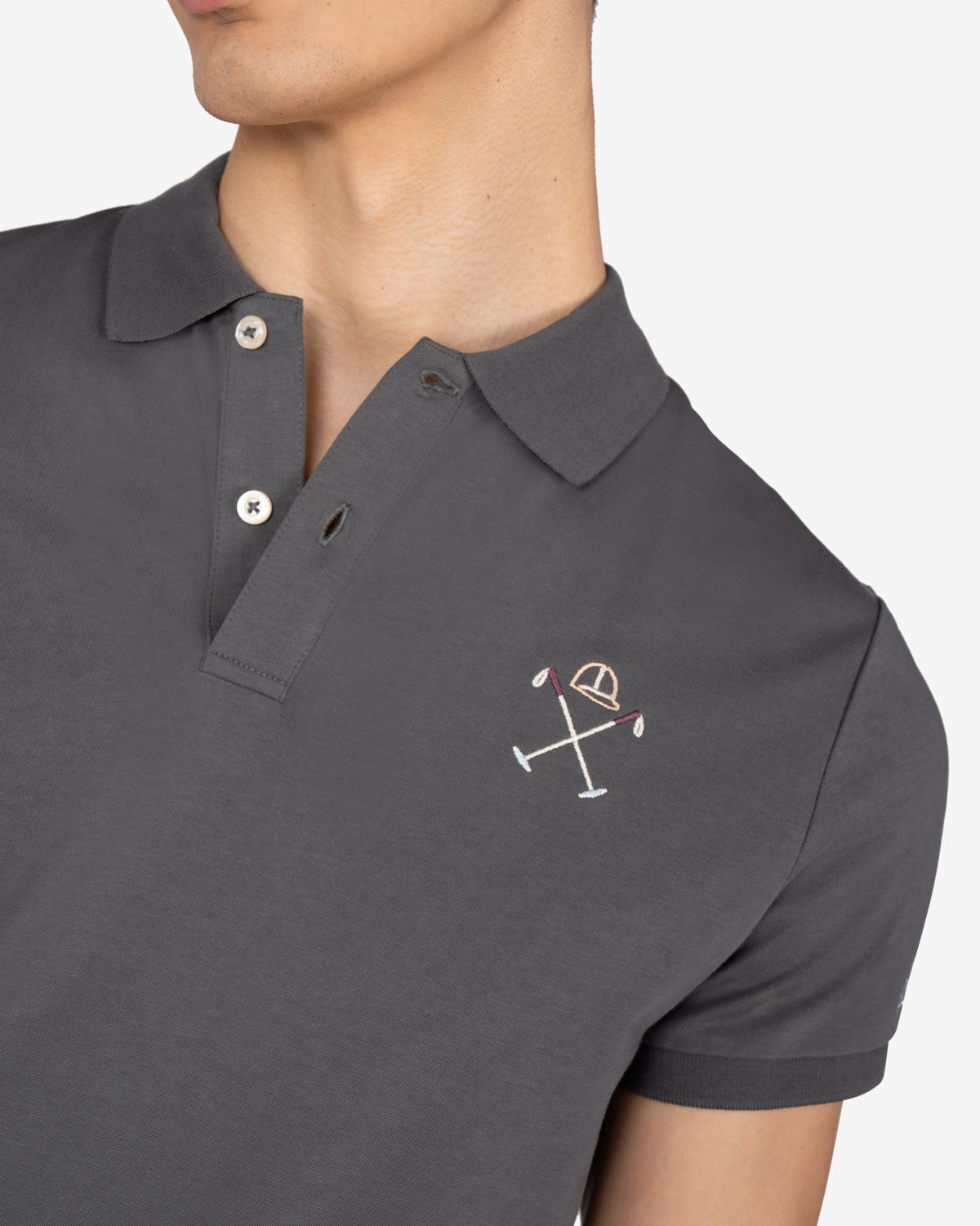 Detalle del cuello estructurado, tapeta de botones y logo bordado del polo WINNER antracita de Harper & Neyer