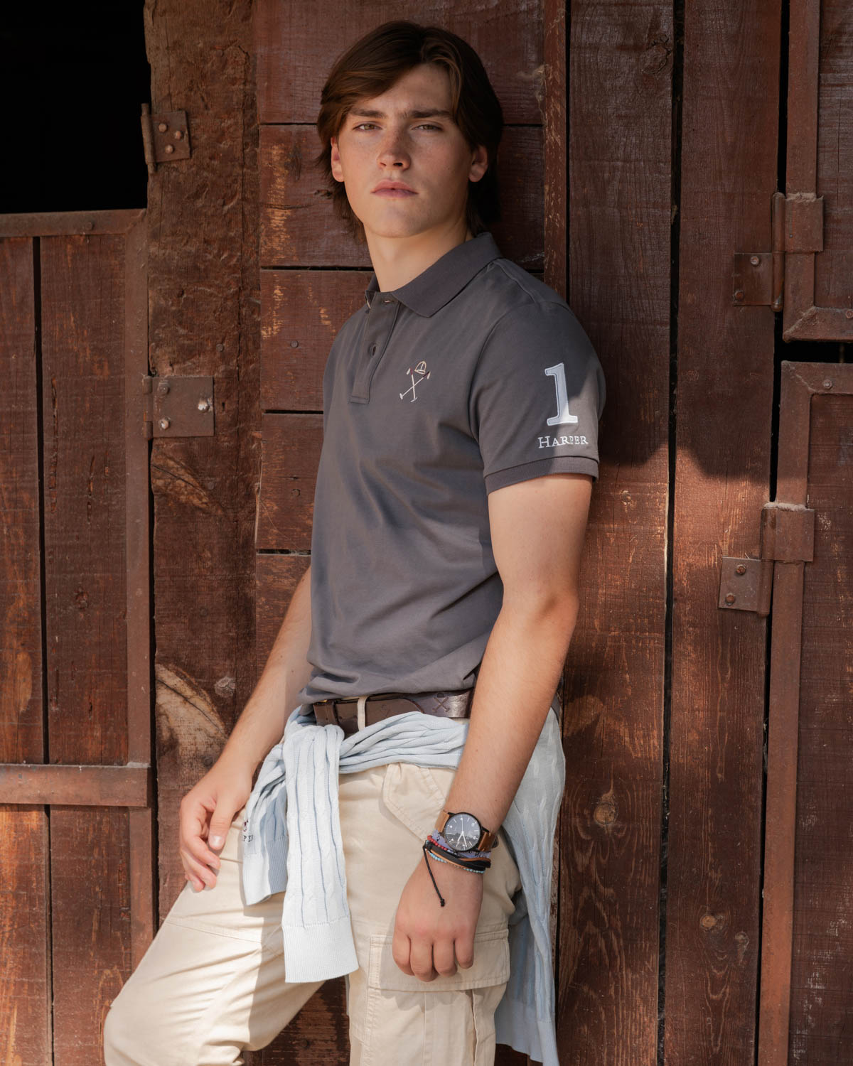 Polo WINNER antracita de Harper & Neyer, foto editorial de campaña Victory Ridge en exterior