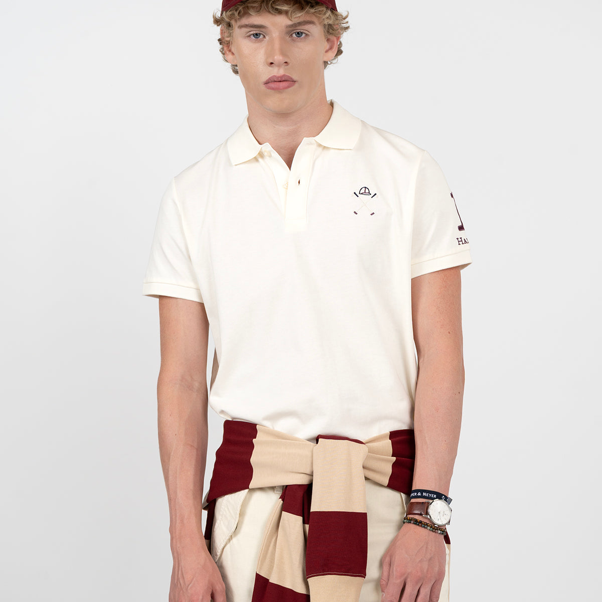 Polo WINNER de Harper & Neyer en algodón crudo, vista frontal con bordado de polo y gorra granate