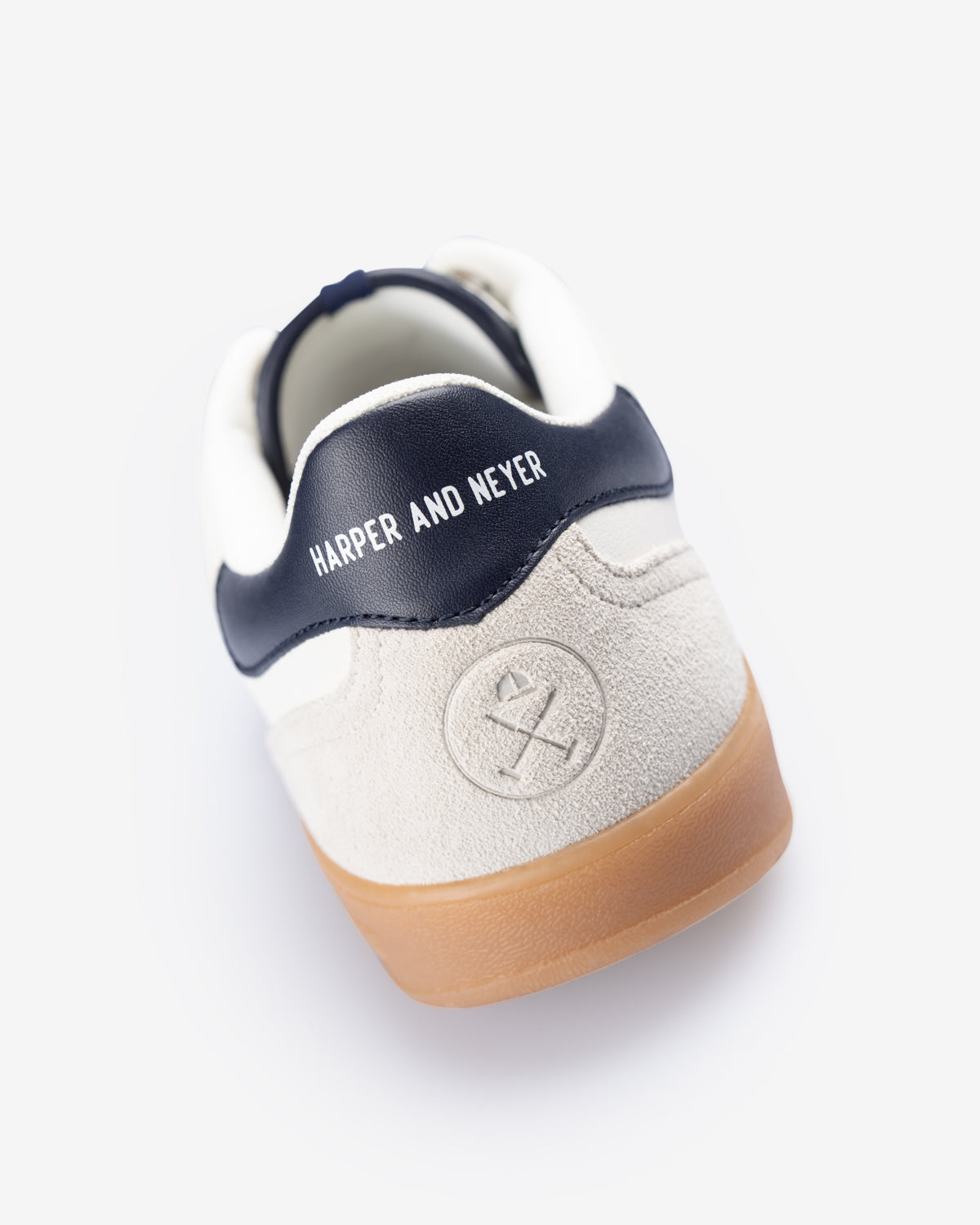 Detalle del logo lateral en contraste de la sneaker HAMPTONS CLUB crudo de Harper & Neyer