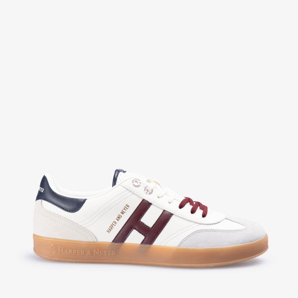 Sneaker HAMPTONS CLUB de Harper & Neyer en serraje crudo, perfil exterior con logo lateral y suela caramelo