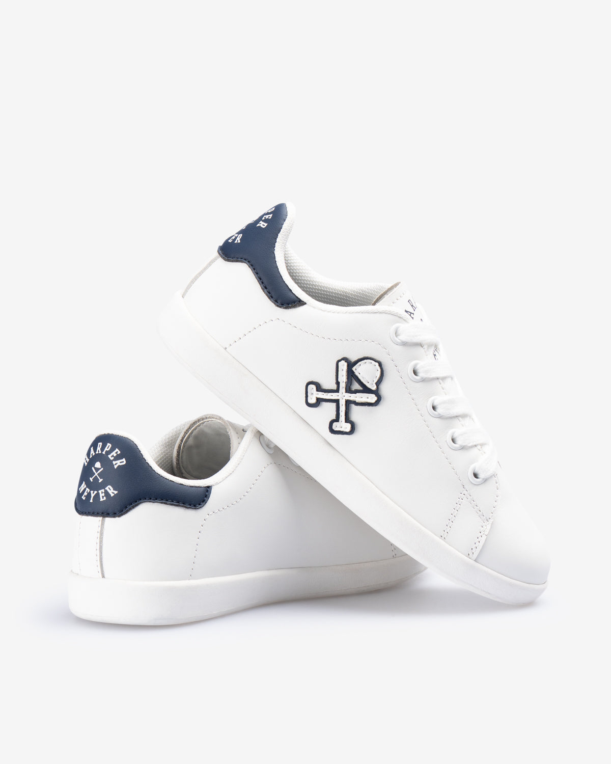 Sneaker HARPER KIDS blanca y azul de Harper & Neyer, el par en ángulo sobre suela blanca