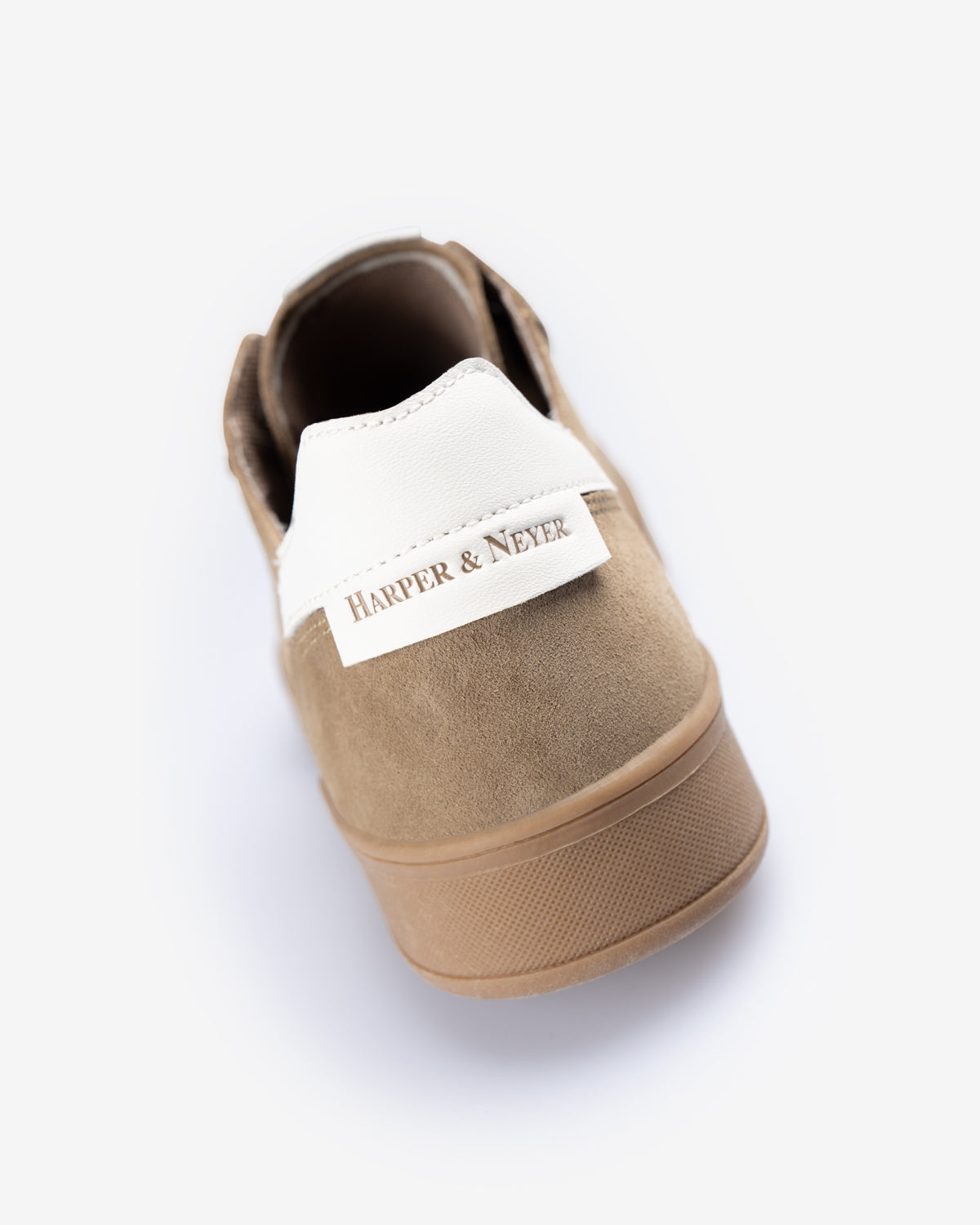 Detalle del logo lateral en relieve de la sneaker ROCHESTER tabaco de Harper & Neyer