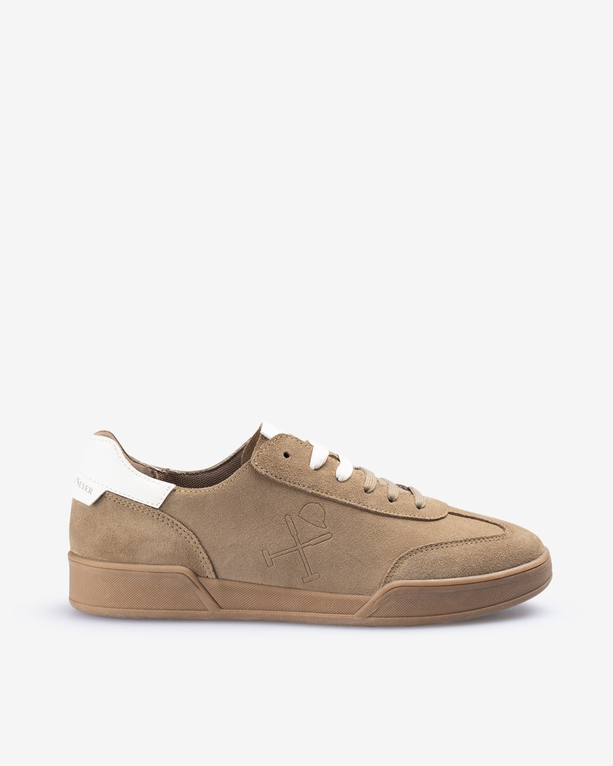 Sneaker ROCHESTER de Harper & Neyer en serraje tabaco, perfil exterior con logo lateral en relieve