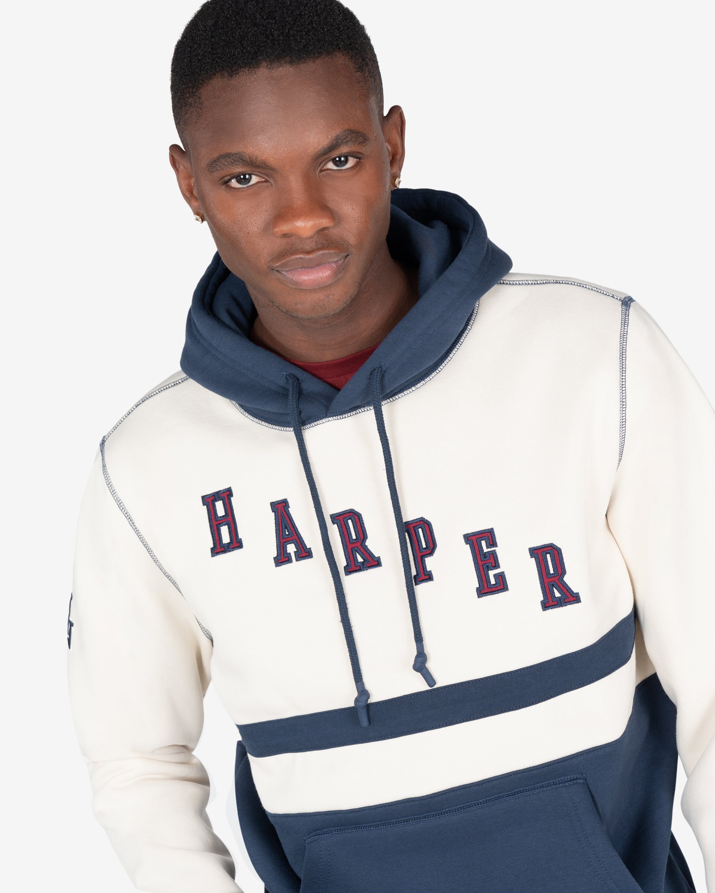 Sudadera DALLAS de Harper & Neyer en crudo y azul marino, plano medio con capucha bicolor y bordado HARPER en el pecho