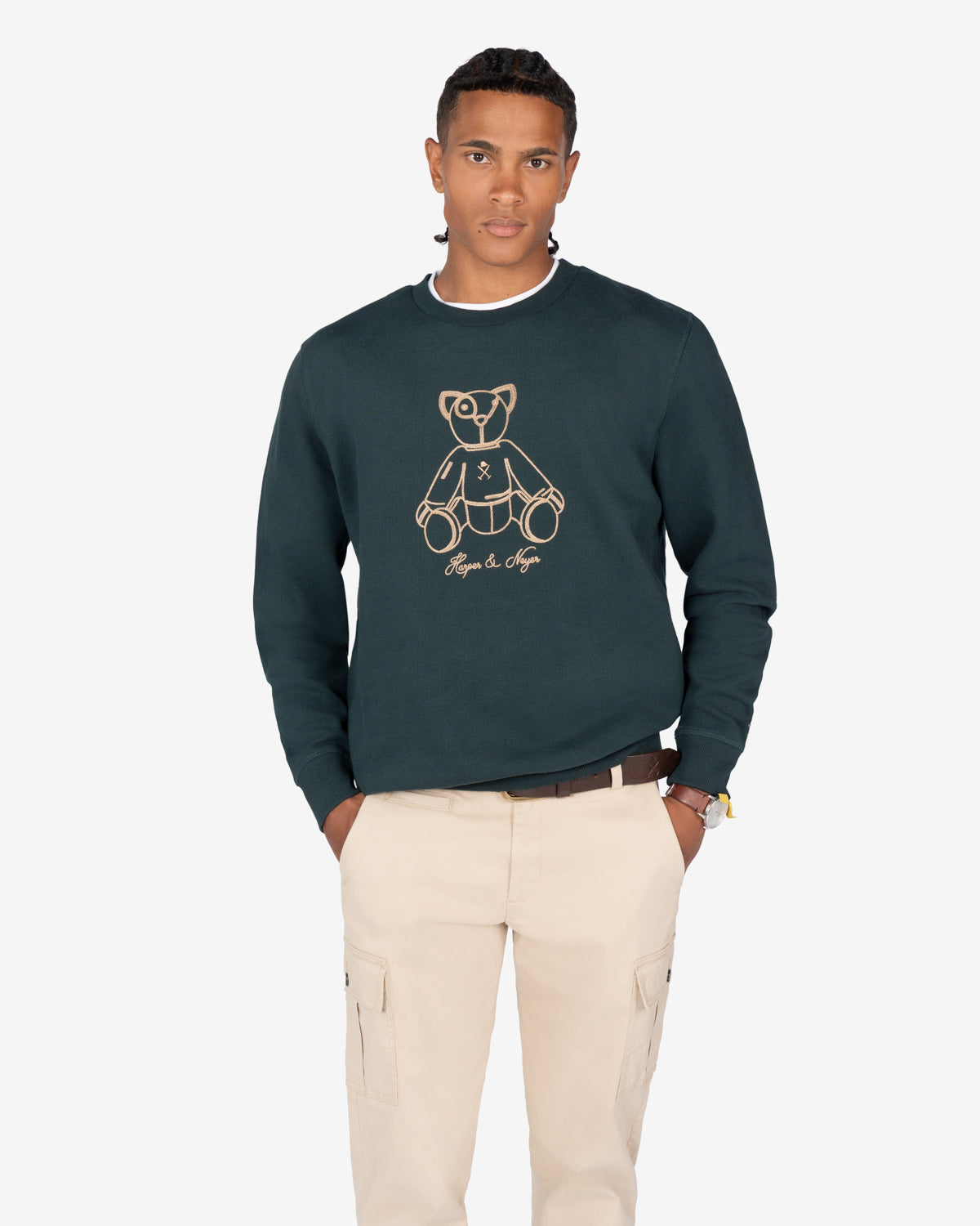 Sudadera FLUFFY BEAR verde botella de Harper & Neyer, look frontal con camiseta blanca y cargo beige