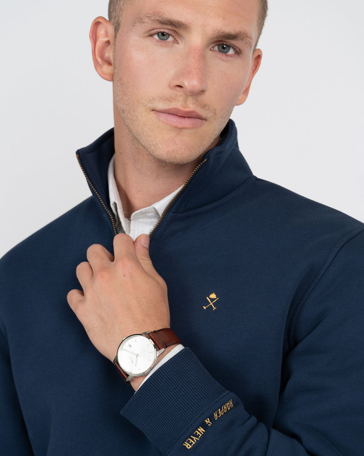 Sudadera Half-Zip Albany de Harper & Neyer en azul marino, detalle del dorsal 85 en parches a rayas