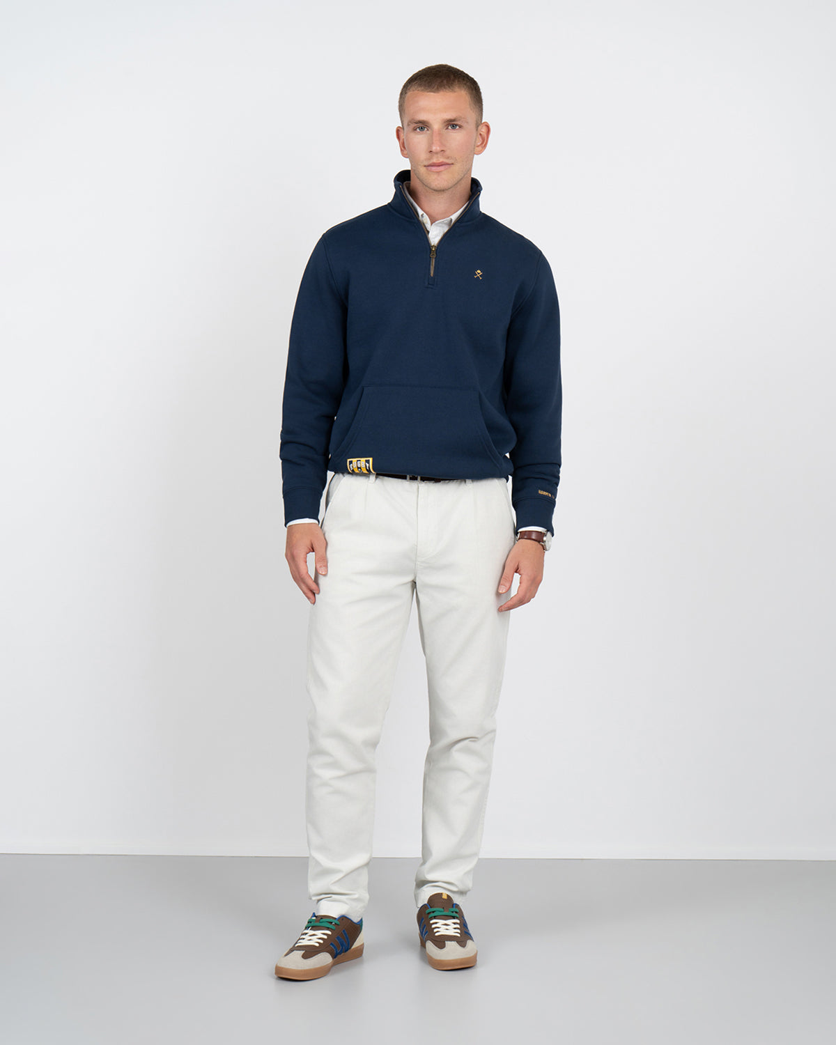 Sudadera Half-Zip Albany de Harper & Neyer en azul marino con camisa blanca y pantalón crudo