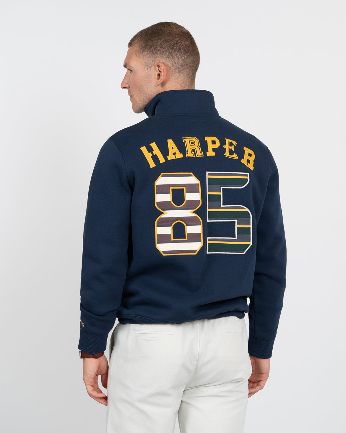 Sudadera Half-Zip Albany de Harper & Neyer en azul marino, trasera con dorsal 85 a rayas rugby bicolor