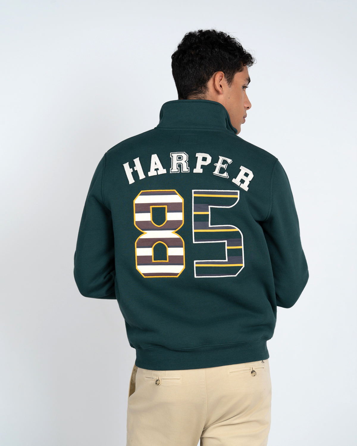 Sudadera Half-Zip Albany de Harper & Neyer en verde bosque, trasera con dorsal 85 a rayas rugby