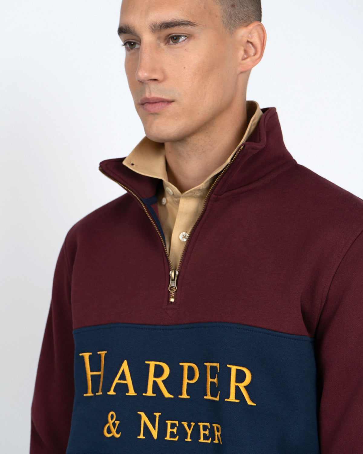 Sudadera Half-Zip Maryland de Harper & Neyer en burdeos, detalle del panel azul marino y tipografía serif