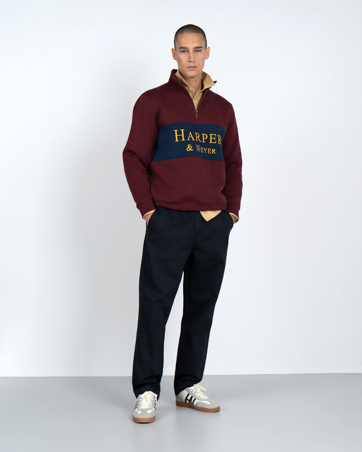 Sudadera Half-Zip Maryland de Harper & Neyer en burdeos con camisa camel y pantalón azul marino