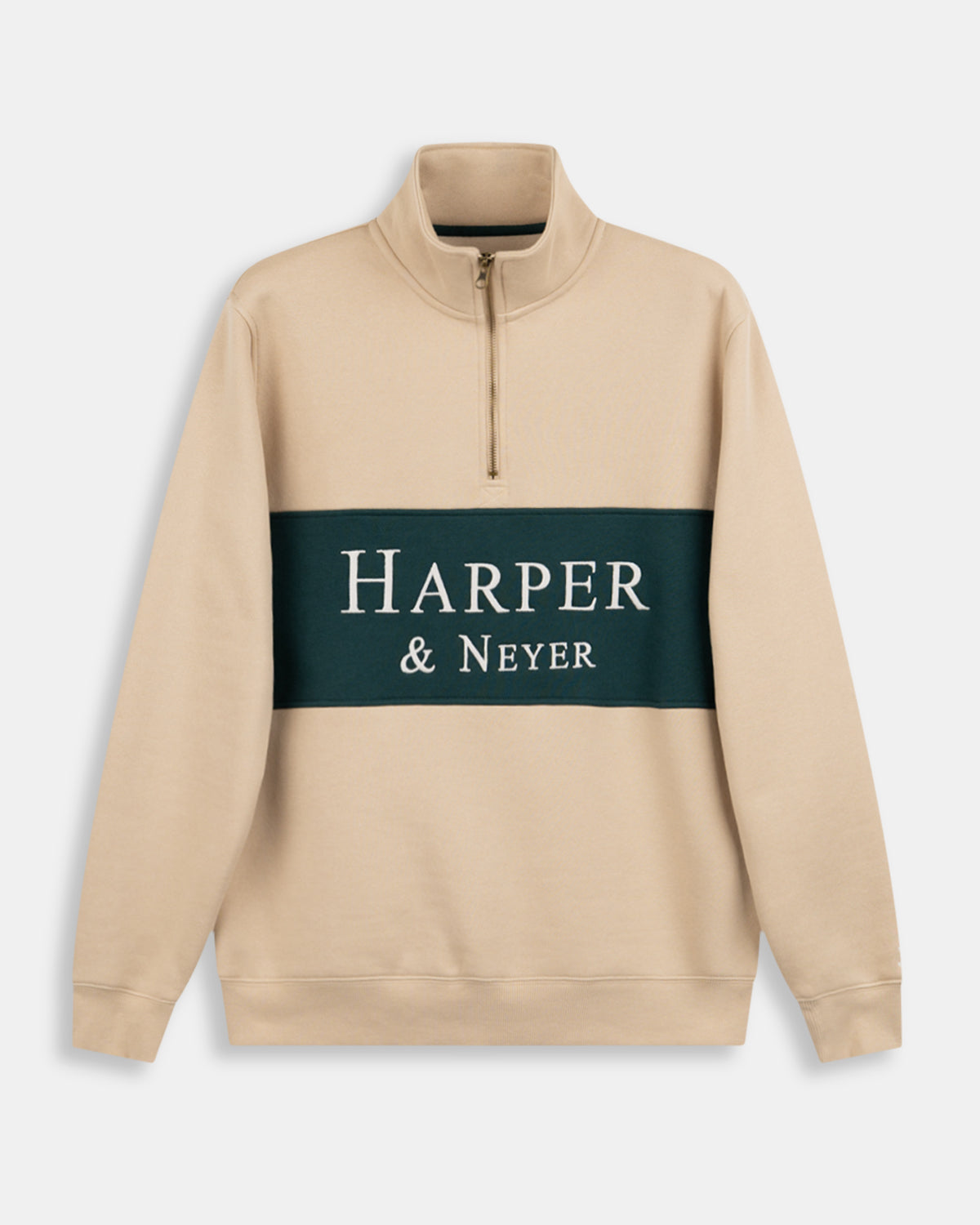 Sudadera Half-Zip Maryland de Harper & Neyer en camel, bodegón frontal con panel verde y cremallera dorada