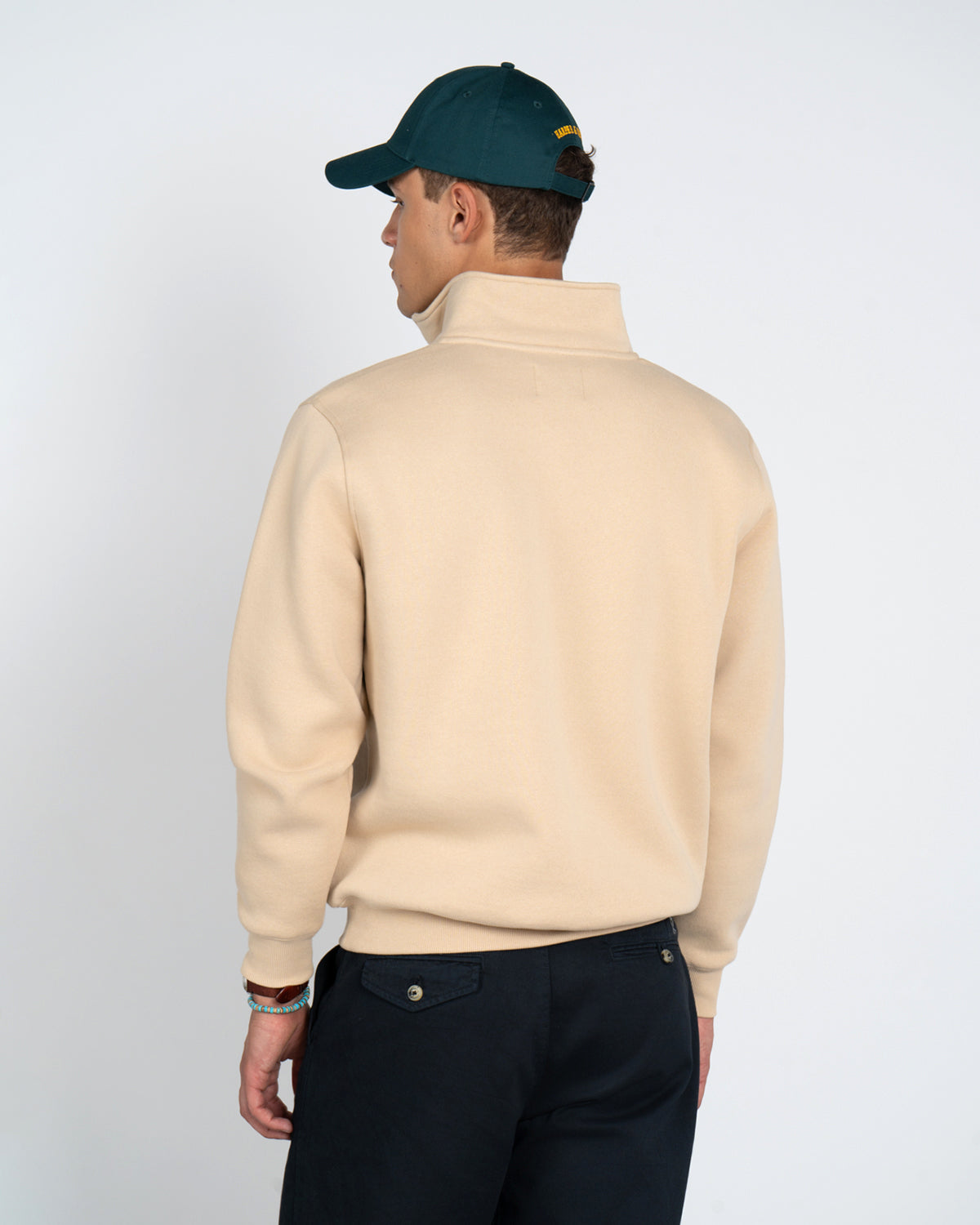 Sudadera Half-Zip Maryland de Harper & Neyer en camel, trasera limpia con cuello alto