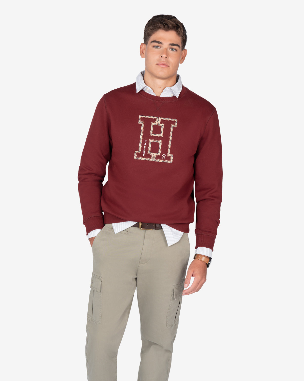 Sudadera HARVARD burdeos de Harper & Neyer, look frontal con oxford de rayas y cargo verde militar