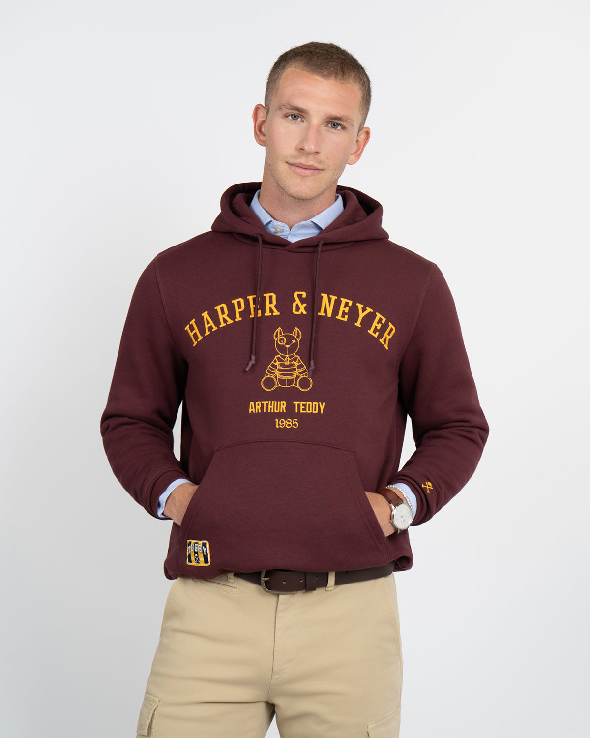 Sudadera Hoodie Arthur de Harper & Neyer en burdeos, frontal con mascota Arthur Teddy bordada en dorado