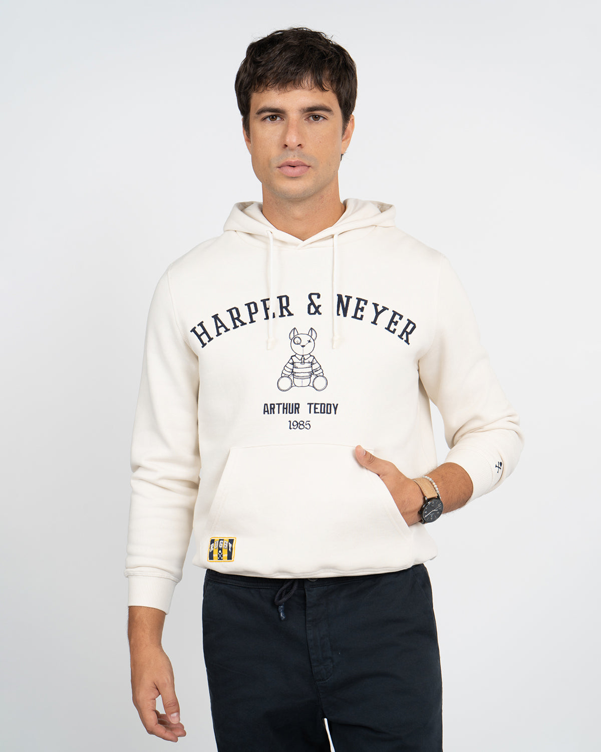 Sudadera Hoodie Arthur de Harper & Neyer en crudo, frontal con mascota Arthur Teddy bordada en azul marino