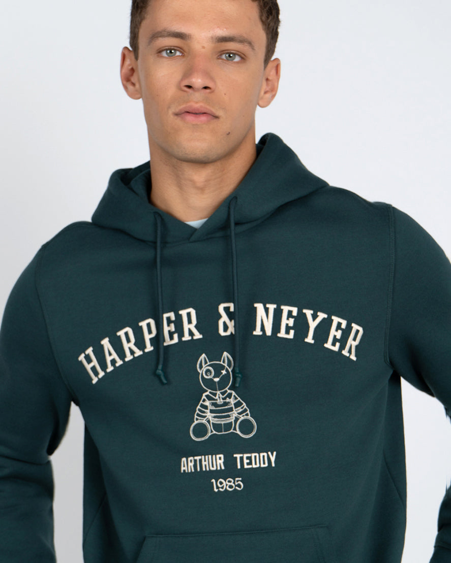 Sudadera Hoodie Arthur de Harper & Neyer en verde bosque, detalle del lettering varsity y mascota