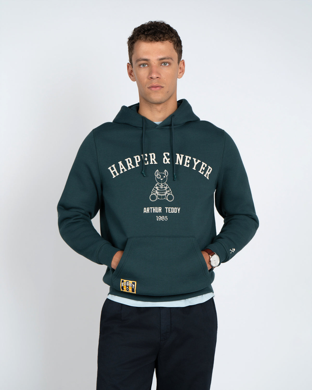 Sudadera Hoodie Arthur de Harper & Neyer en verde bosque, frontal con mascota Arthur Teddy bordada