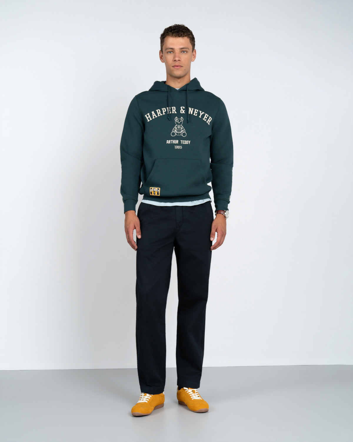 Sudadera Hoodie Arthur de Harper & Neyer en verde bosque con camiseta azul cielo y pantalón marino