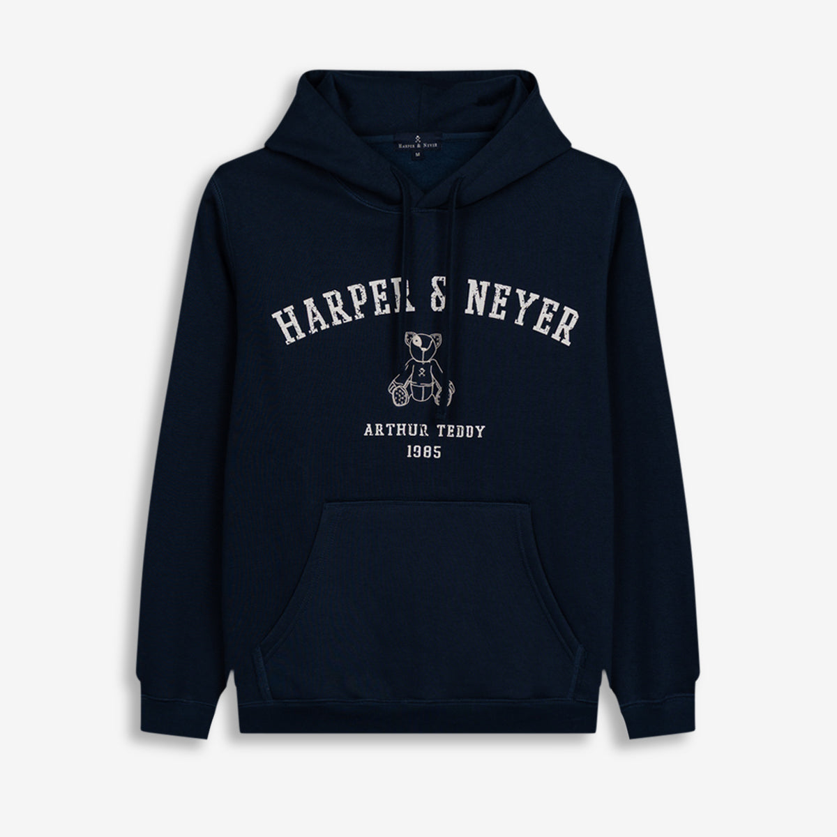 Sudadera MANCHESTER de Harper & Neyer en azul marino, vista frontal con capucha, estampado Harper Neyer arqueado y oso Arthur Teddy bordado