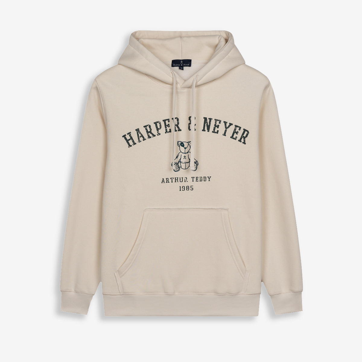 Sudadera MANCHESTER de Harper & Neyer en crudo, vista frontal con capucha, estampado Harper Neyer arqueado y oso Arthur Teddy en verde botella