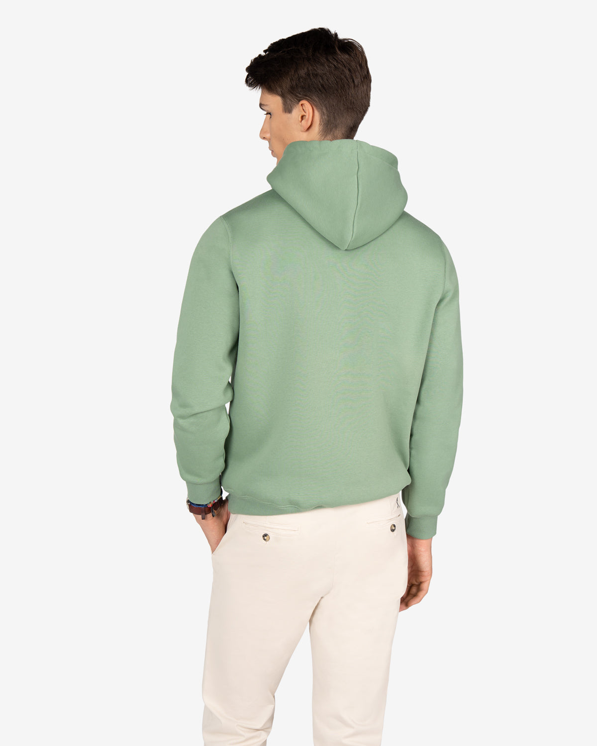 Sudadera MANCHESTER verde salvia de Harper & Neyer, look trasero con chino blanco crudo