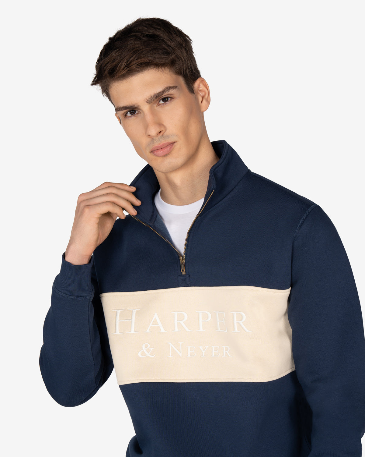 Sudadera MARYLAND de Harper & Neyer en azul marino, plano medio con media cremallera y modelo ajustando el cuello
