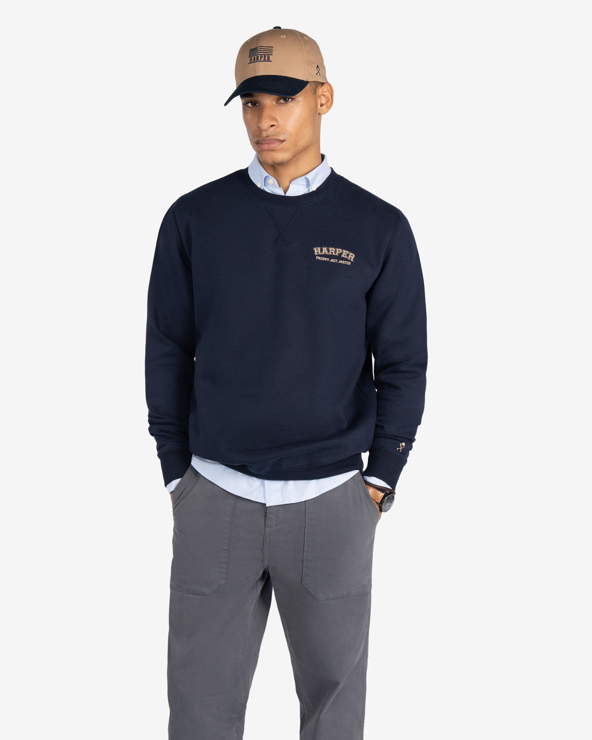 Sudadera MICHIGAN azul marino de Harper & Neyer, look frontal con oxford azul cielo, chino gris y gorra Harper