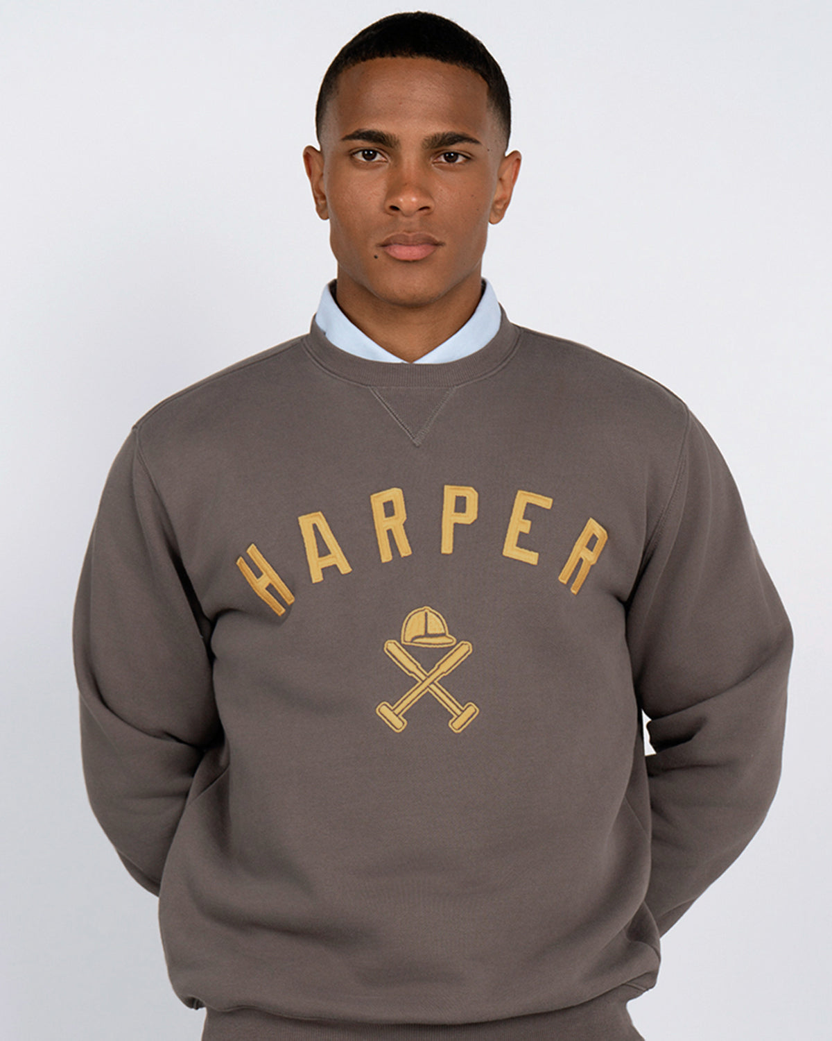 Sudadera New England de Harper & Neyer en antracita, frontal con bordado varsity dorado y logo