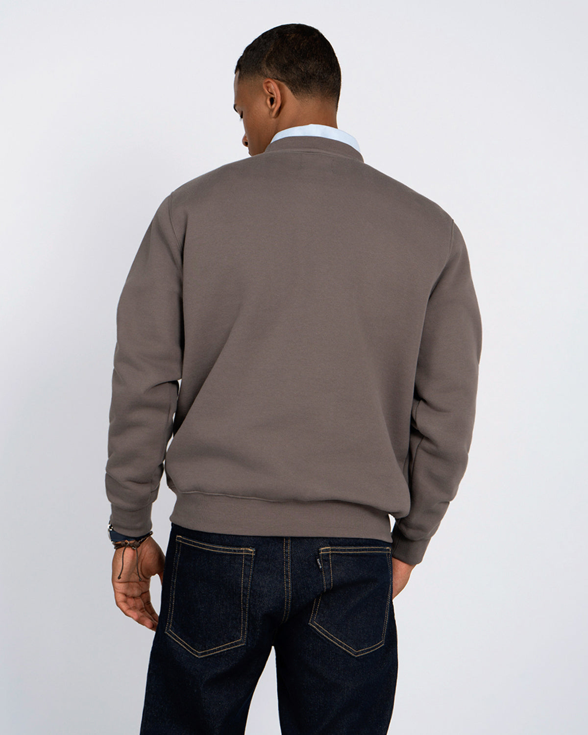 Sudadera New England de Harper & Neyer en antracita, trasera limpia con cuello camisa asomando