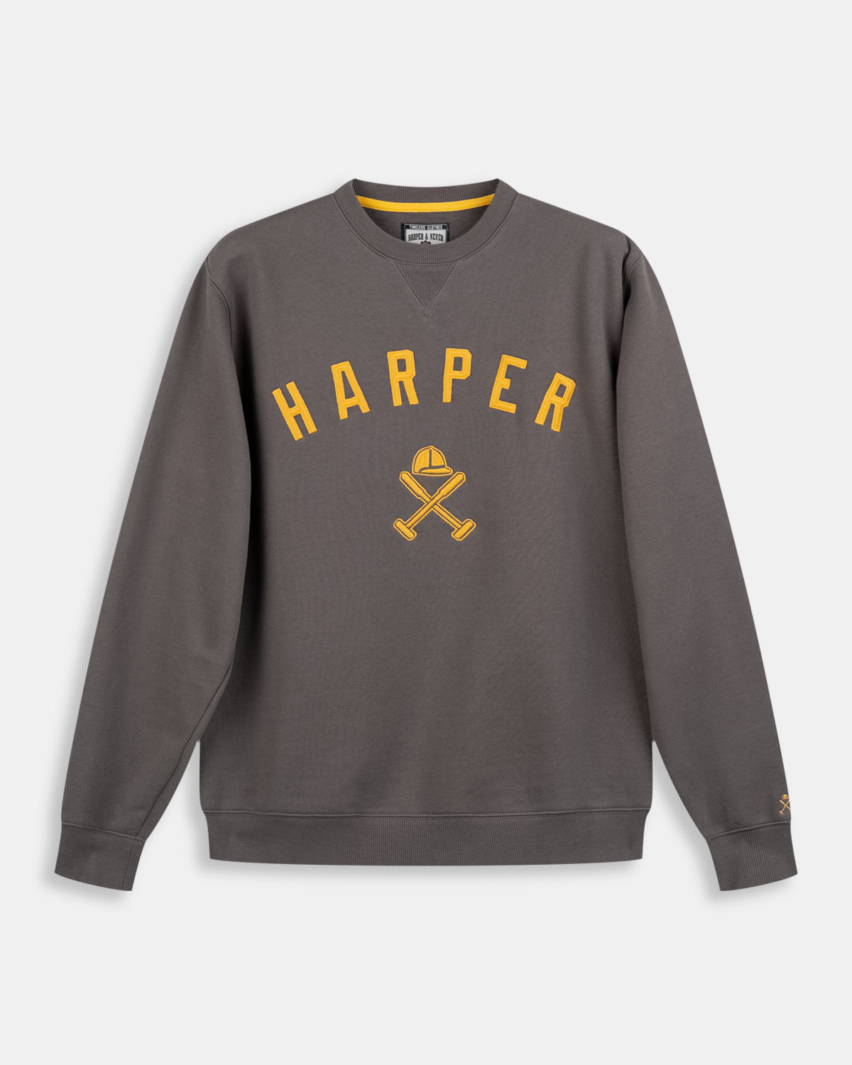 Sudadera New England de Harper & Neyer en antracita, bodegón frontal con bordado dorado y ribete amarillo