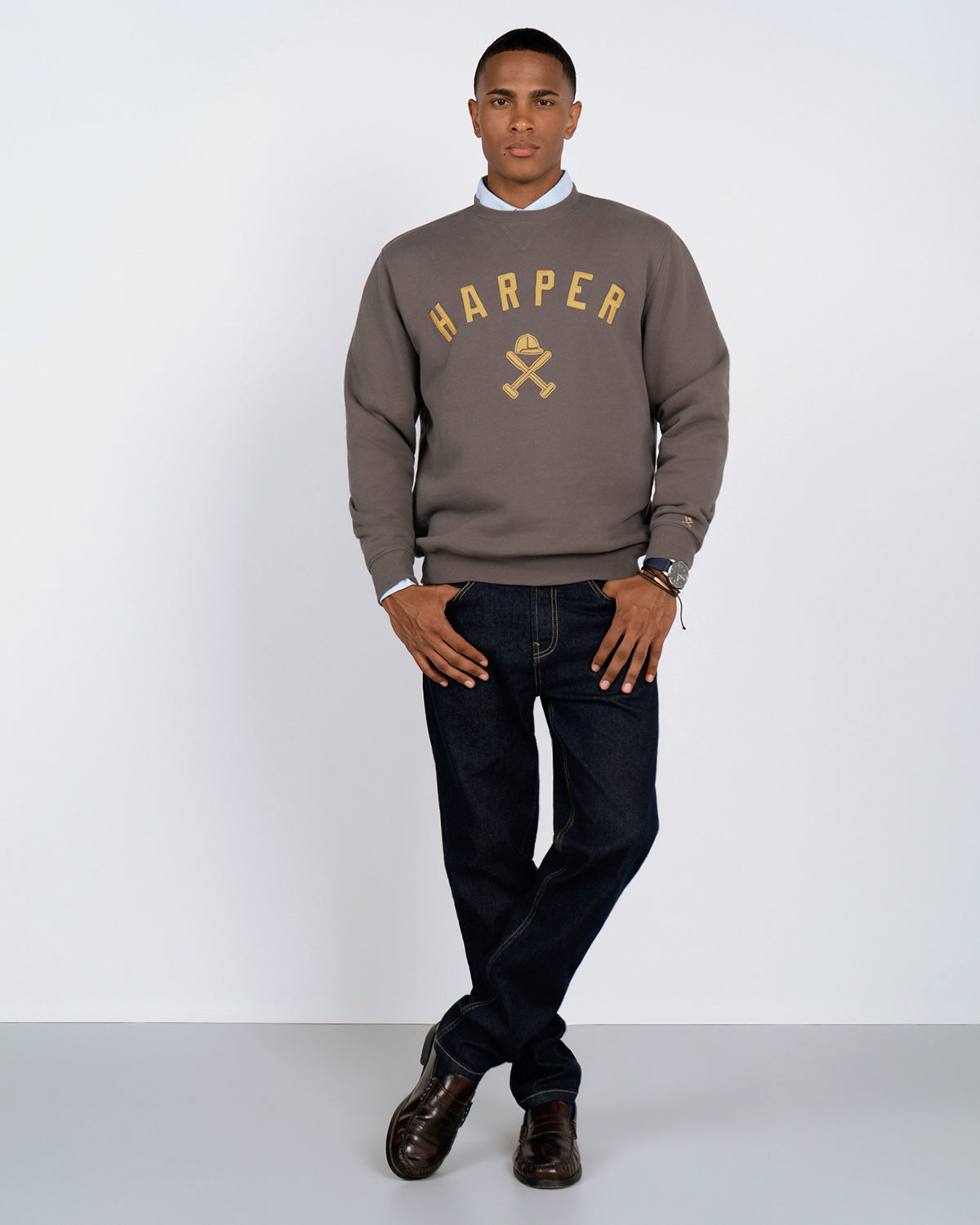 Sudadera New England en antracita combinada con denim oscuro, camisa azul cielo y mocasines burdeos