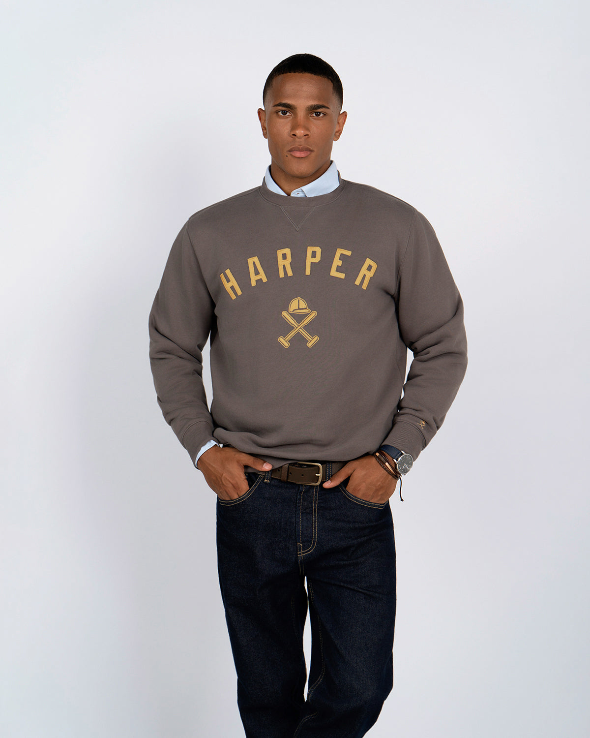 Sudadera New England de Harper & Neyer en antracita con camisa azul cielo, denim raw y mocasines