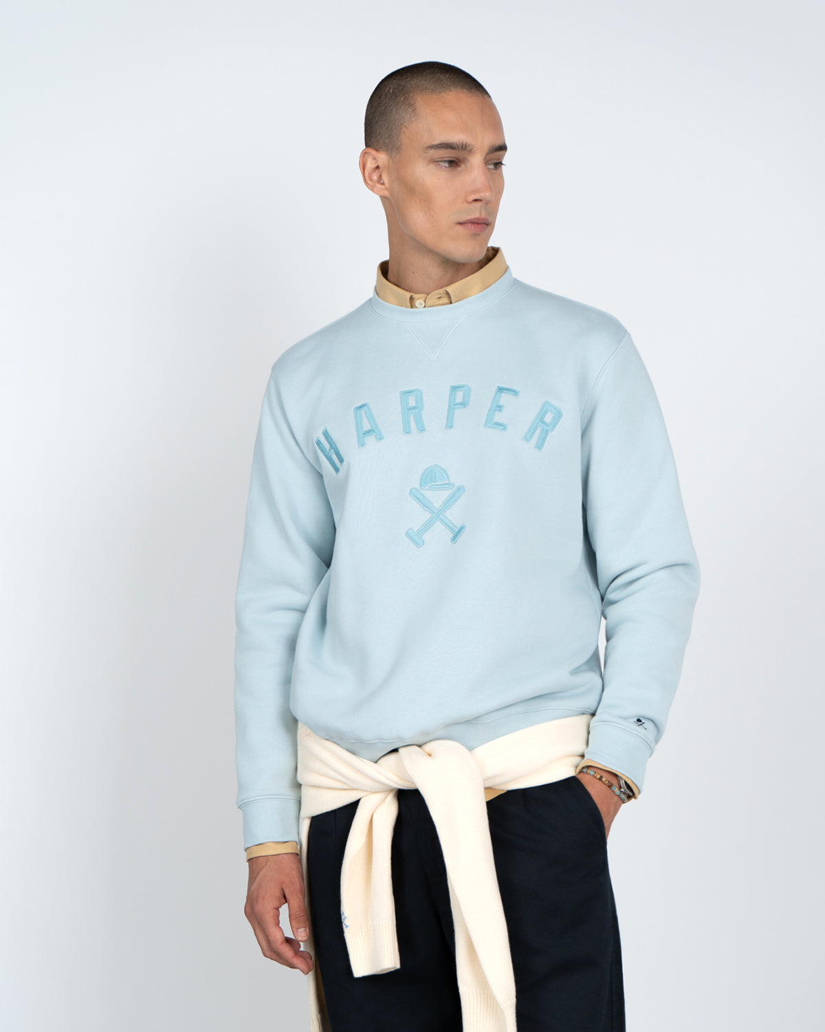 Sudadera New England de Harper & Neyer en azul cielo pálido, frontal con bordado varsity tono sobre tono