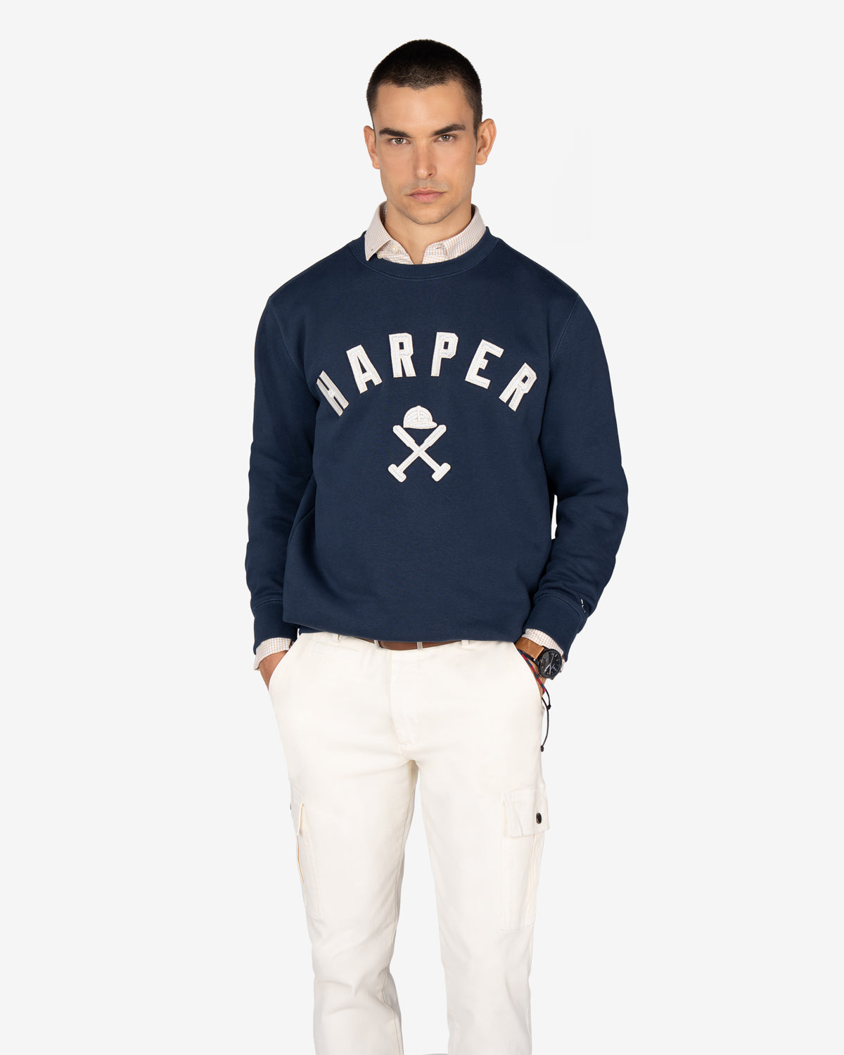 Sudadera NEW ENGLAND azul marino de Harper & Neyer, look frontal con camisa vichy beige y cargo blanco crudo