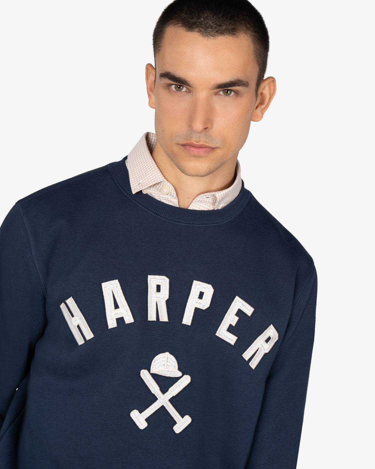 Sudadera NEW ENGLAND de Harper & Neyer en azul marino, plano medio con HARPER varsity y camisa vichy asomando