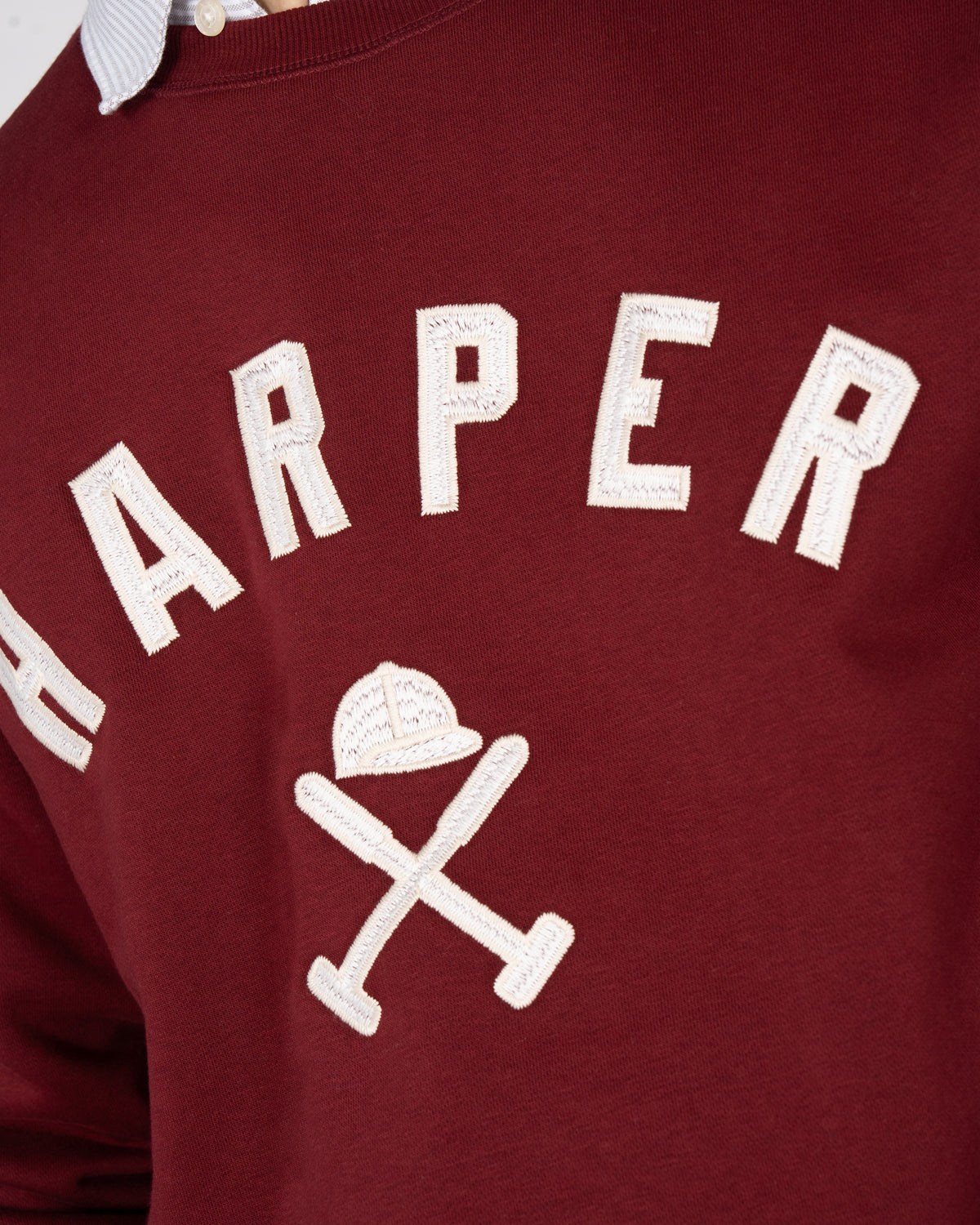 Detalle del bordado HARPER en appliqué crudo y casco de polo con mazos de la sudadera NEW ENGLAND burdeos