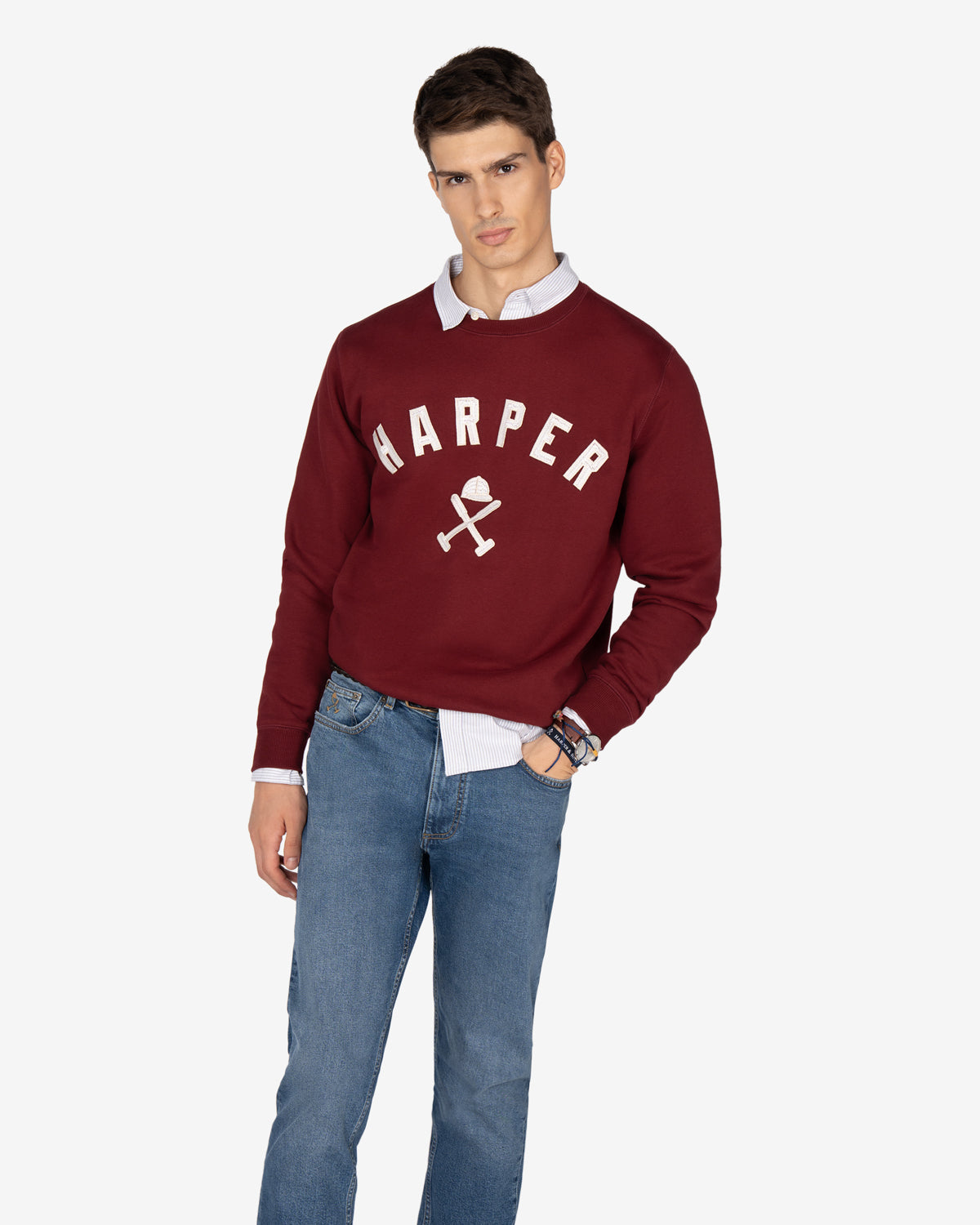 Sudadera NEW ENGLAND burdeos de Harper & Neyer, look frontal con oxford de rayas y vaquero azul medio