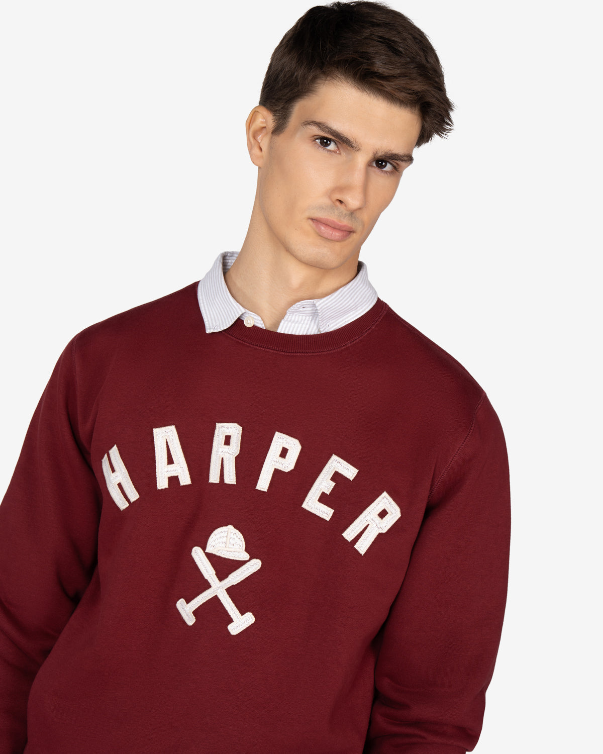 Sudadera NEW ENGLAND de Harper & Neyer en burdeos, plano medio con HARPER varsity y oxford de rayas asomando