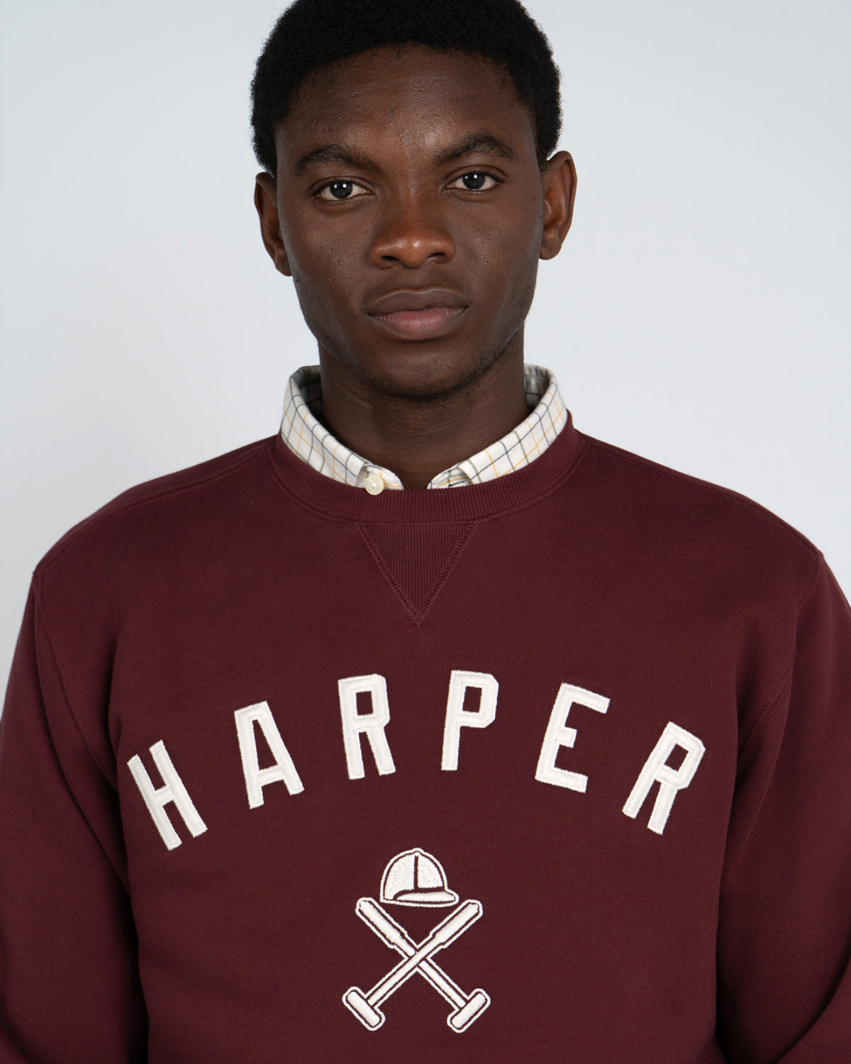 Sudadera New England de Harper & Neyer en burdeos, detalle del bordado varsity y logo de la marca