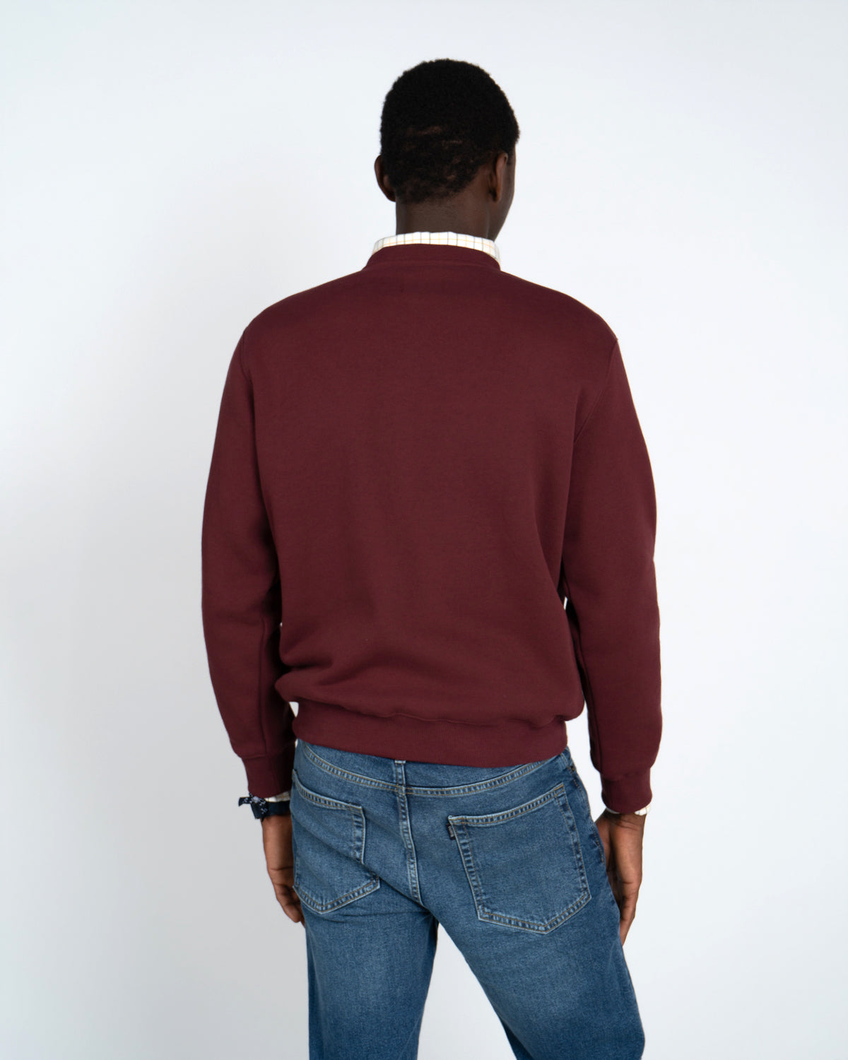 Sudadera New England de Harper & Neyer en burdeos, vista trasera limpia con cuello camisa asomando