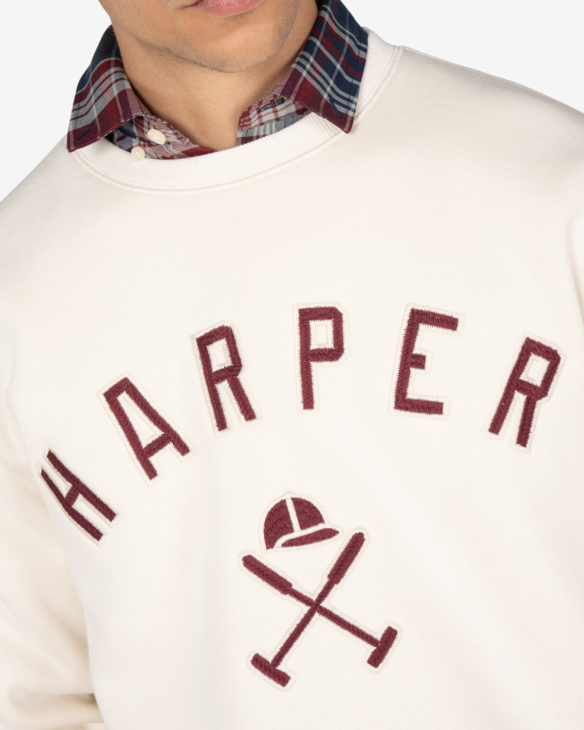 Detalle del bordado HARPER en appliqué burdeos y casco de polo con mazos de la sudadera NEW ENGLAND crudo
